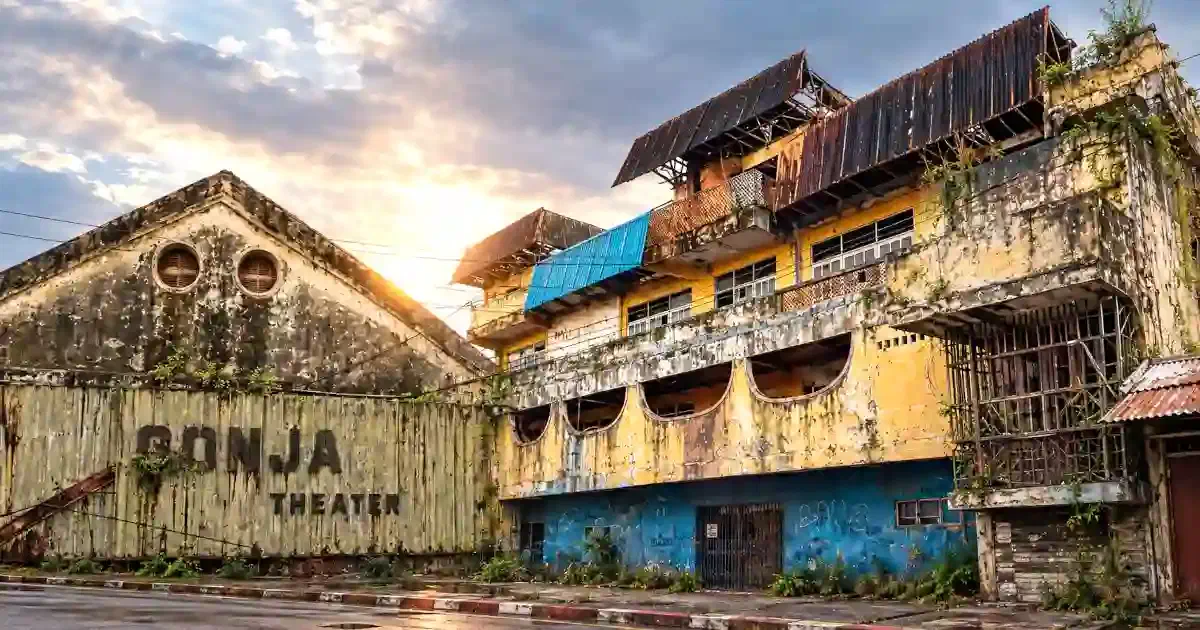 Ilustrasi gabungan bekas Bioskop Sonja dan Nusantara di Tomohon, memperlihatkan tulisan Sonja Theater, dinding kusam, atap berkarat, dan bangunan tua yang menyimpan kenangan masa lalu.