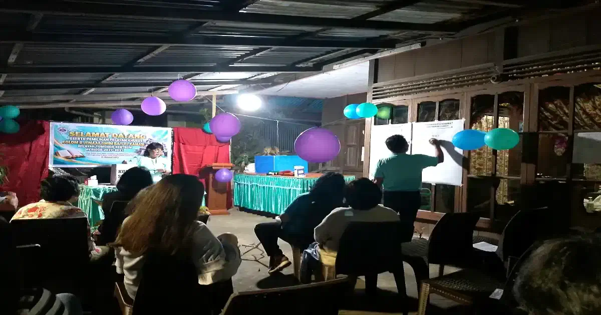 Suasana penghitungan suara pemilihan penatua dan diaken di Kolom 8 Jemaat GMIM Bait El Kamasi, Tomohon, Jumat, 16 Oktober 2026. Panitia mencatat hasil suara di hadapan anggota sidi jemaat.